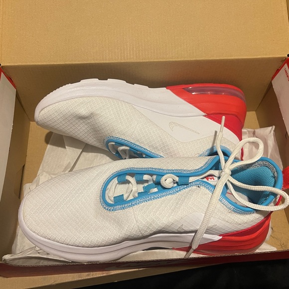 Nike woman’s Air Max Motion 2 - Picture 3 of 3